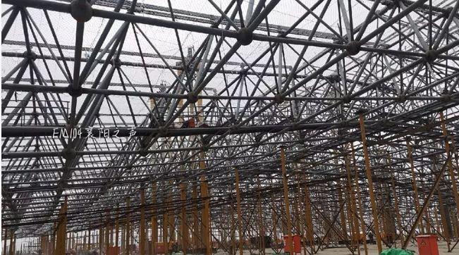 襄陽東津高鐵站建設邁入關鍵階段，首片屋蓋網(wǎng)架鋼結構成功安裝